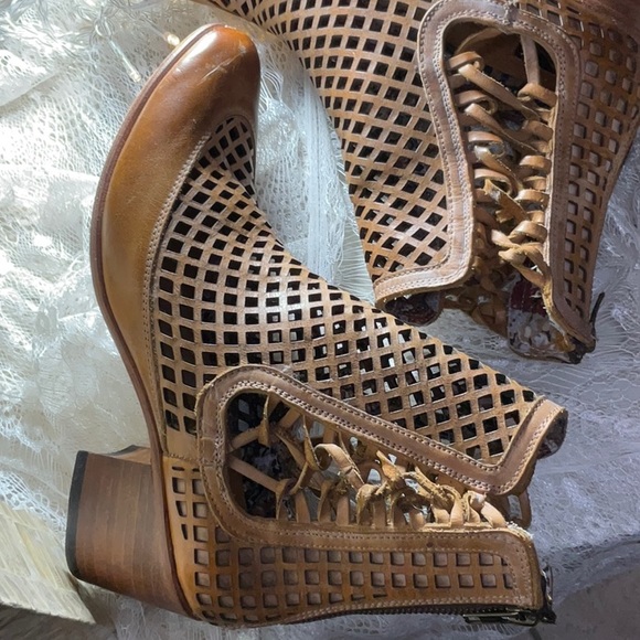 Freebird by Steven. Made in Mexico.  Leather sole.  Size 10.  Lattice pattern. - Picture 6 of 16